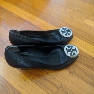 Tory burch black wedges